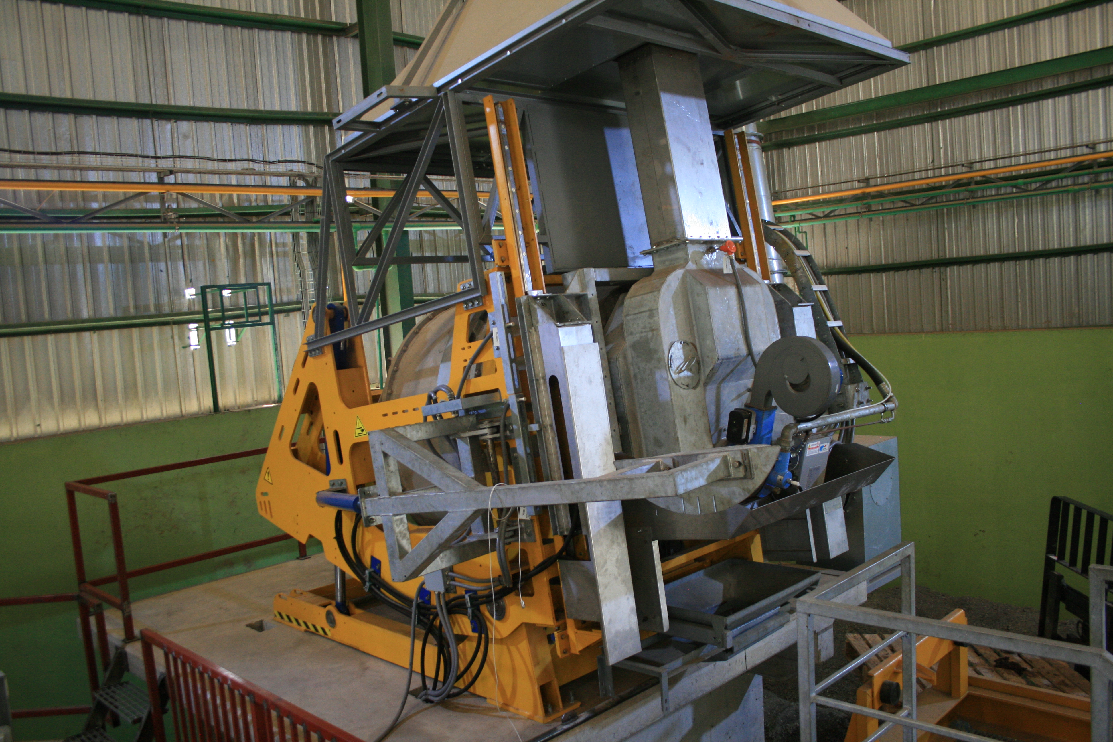 Meltting tilting rotary furnace